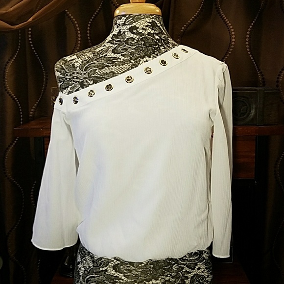Jennifer Lopez Tops - Pretty Jennifer Lopez top with Grommet Detail